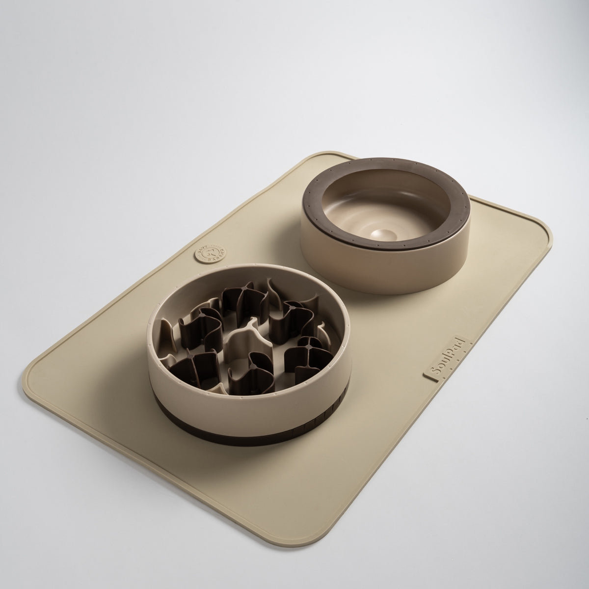 SoulSet Milo (Beige) Klein: SoulBowl, Wassernapf und Unterlage auf hellem Grund